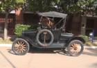 VIAJAN POR EL PAÍS EN UN FORD T DEL AÑO 1917