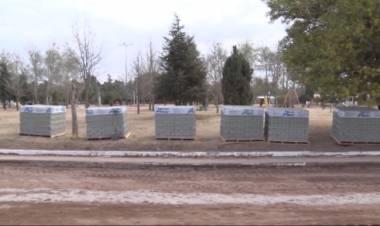 PLAZA 9 DE JULIO: COMENZARON LA COLOCACIÓN DEL ADOQUINADO