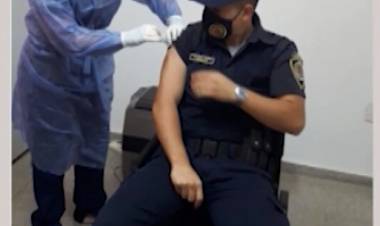 SE COMENZÓ A VACUNAR A DOCENTES Y POLICÍAS