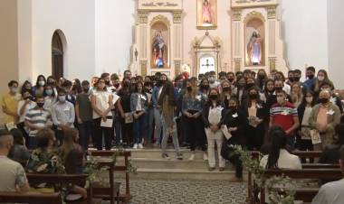 EL OBISPO ADOLFO URIONA PRESENTE EN LAS CONFIRMACIONES