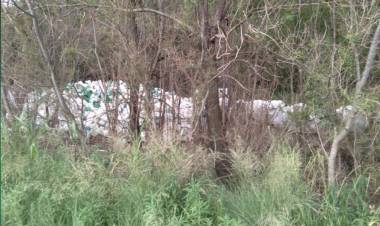 DEL CAMPILLO: BIDONES DE AGROQUIMICOS AL COSTADO DE LA RUTA GENERÓ POLÉMICA