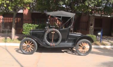 VIAJAN POR EL PAÍS EN UN FORD T DEL AÑO 1917