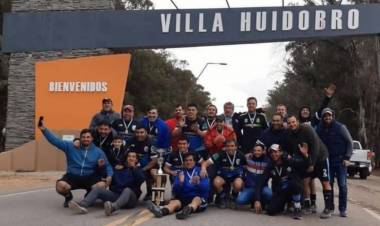 EL SENIOR DE VILLA HUIDOBRO SE TRAJO LA COPA