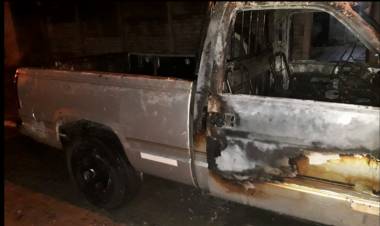 SE INCENDIO UNA CAMIONETA EN LA VÍA PÚBLICA