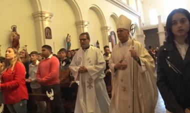 CONFIRMACIONES CON LA PRESENCIA DEL OBISPO ADOLFO URIONA