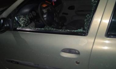 ROTURA DE UN CRISTAL DE UN AUTO CON UN PIEDRAZO