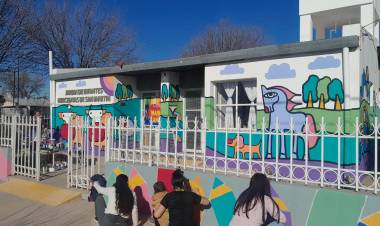 EL ARTISTA MARIO LANGE LLENO DE COLORES AL JARDIN MERCEDITAS DE SAN MARTÍN