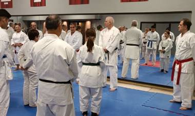 EL DOJO LOCAL DE KARATE DO ANFITRIÓN POR PRIMERA VEZ DE UNA CLASE DEL SENSEI GONZALEZ CEBALLOS
