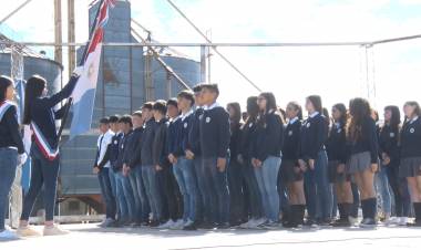 ALUMNOS DE CUARTO AÑO DE SECUNDARIO REALIZARON LA JURA A LA  BANDERA PROVINCIAL