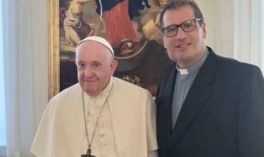 EL PADRE CARLOS CHAVEZ VIAJÓ A ROMA Y SE REUNIÓ CON EL PAPA FRANCISCO