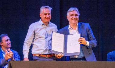 VISITA DEL GOBERNADOR CON ANUNCIOS DE UN POLIDEPORTIVO Y ENTREGA DE CRÉDITOS