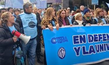 LOS DOCENTES CONTINÚAN CON SU LUCHA POR MEJORAS SALARIALES