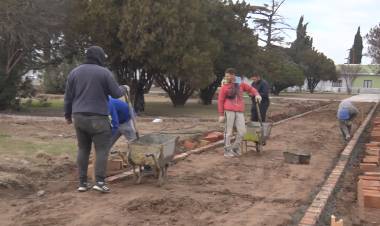 AVANZA A BUEN RITMO LA REMODELACIÓN DE LA PLAZA 25 DE MAYO