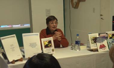 LA ESCRITORA SUSANA ARROYO PRESENTÓ SUS LIBROS EN LA BIBLIOTECA