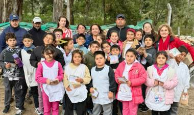 LA BERNARDINO VISITA LA BIBILIOTECA Y RECICLA SUS RESIDUOS