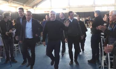 EL GOBERNADOR PASO POR HUIDOBRO Y DEJÓ VARIOS ANUNCIOS Y OBRAS INAUGURADAS