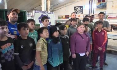 EL BOCHING RECIBIÓ ELEMENTOS PARA LA ESCUELITA DE BOCHAS