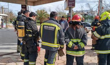 CAPACITACIÓN DE BOMBEROS DE LA REGIONAL CON UN SIMULACRO DE INCENDIO EN UNA ESTACIÓN DE SERVICIOS