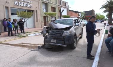 CONDUCTOR EN ESTADO DE EBRIEDAD CASI CAUSA UNA TRAGEDIA EN PLENO CENTRO