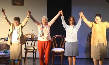 ESTRENÓ LA OBRA DE TEATRO "LAS GONZALEZ"