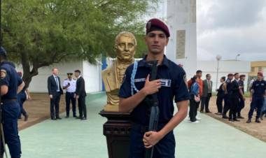 EL ASPIRANTE A POLICÍA GONZALO ESCUDERO GUARDIA DE LA ESCUELA DE SUB OFICIALES
