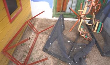 CAUSARON DESTROZOS EN EL PATIO DEL JARDIN BERNARDINO RIVADAVIA