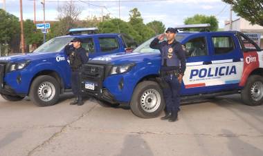 LLEGARON DOS MÓVILES POLICIALES PARA LAS COMISARIAS DE HUIDOBRO Y HUINCA