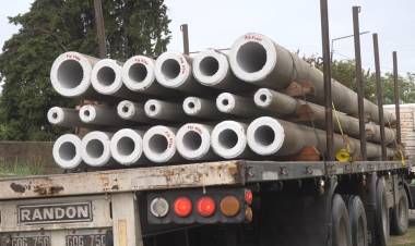 COOPERATIVA: LLEGARON NUEVAS COLUMNAS DE CEMETO PARA EL SECTOR REDES