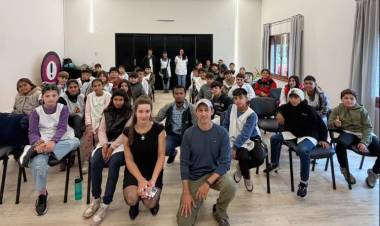 LA UNRC ENTREGÓ ESPECIES DE ÁRBOLES AUTÓCTONOS PARA FORESTAR LA LAGUNA DEL 20