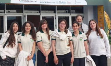 ALUMNOS DEL IPEMYA VIAJARON A LA CIUDAD DE CÓRDOBA Y VISITARON LA BOLSA DE CEREALES