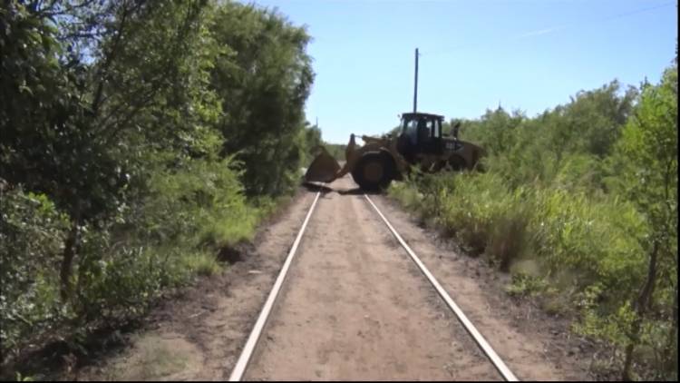 FRENAN DESMONTE SOBRE LAS VÍAS DEL FERROCARRIL