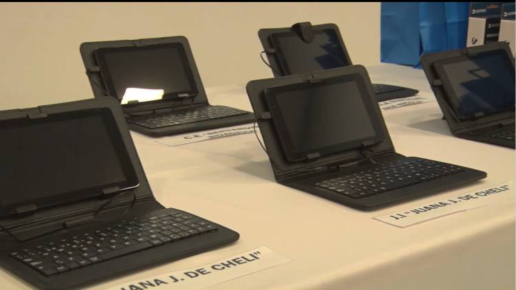 ENTREGA DE TABLETS PARA ALUMNOS DE DIFERENTES ESCUELAS LOCALES