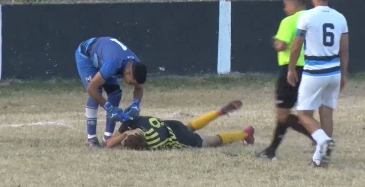 PREOCUPANTE LESIÓN EN LA ZONA CERVICAL... EL ARBITRO SIGA SIGA