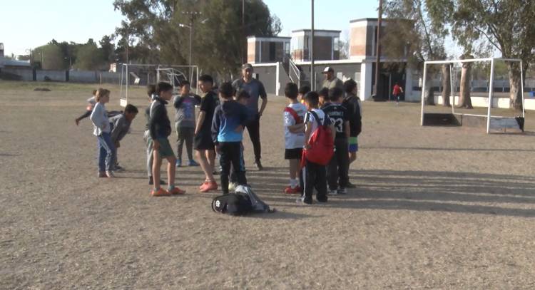 EL VILLA COMENZÓ CON SERVICIO DE MERIENDA PARA MÁS DE 50 NIÑOS DEL CLUB