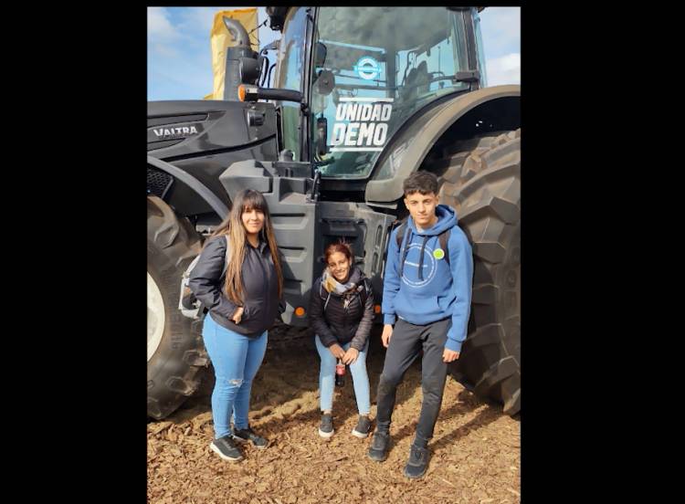 ALUMNOS DEL IPEMyA VISITARON LA AGROACTIVA