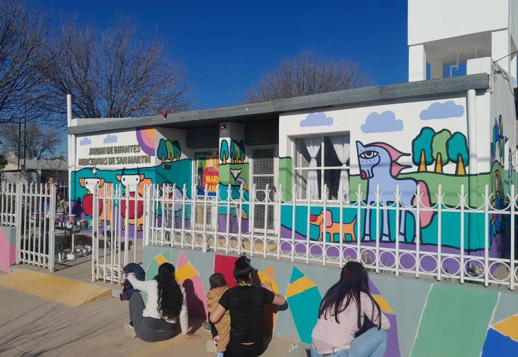 EL ARTISTA MARIO LANGE LLENO DE COLORES AL JARDIN MERCEDITAS DE SAN MARTÍN