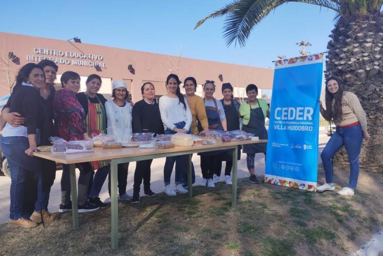 LAS CHICAS DEL TALLER DE COCINA REALIZARON SU FERIA DE PLATOS