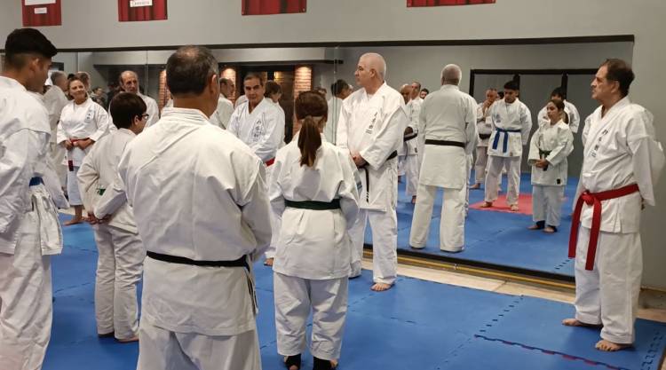 EL DOJO LOCAL DE KARATE DO ANFITRIÓN POR PRIMERA VEZ DE UNA CLASE DEL SENSEI GONZALEZ CEBALLOS