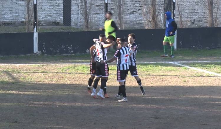 EL VILLA GANÓ SU PRIMER PARTIDO DEL TORNEO Y SE METIÓ EN ZONA DE CLASIFICACIÓN