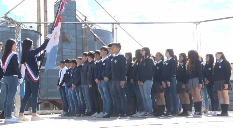 ALUMNOS DE CUARTO AÑO DE SECUNDARIO REALIZARON LA JURA A LA BANDERA PROVINCIAL