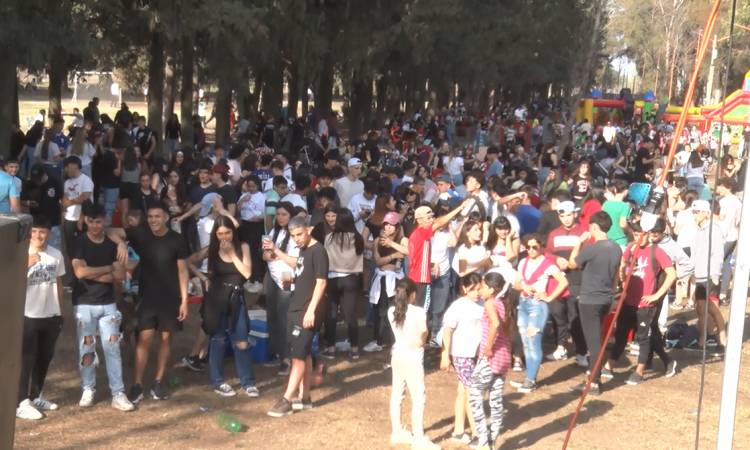 LOS ESTUDIANTES FESTEJARON SU DÍA EN EL VIVERO PARQUE