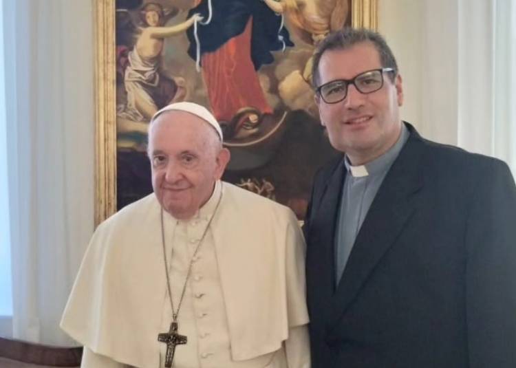 EL PADRE CARLOS CHAVEZ VIAJÓ A ROMA Y SE REUNIÓ CON EL PAPA FRANCISCO