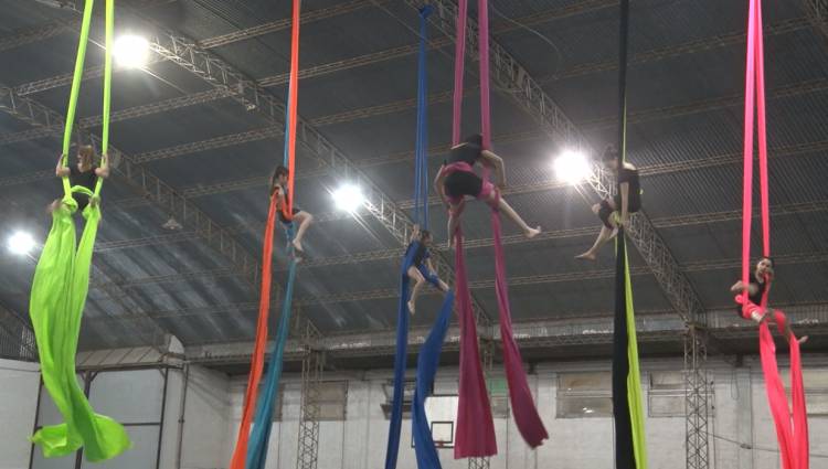 SHOW DE ACROBACIAS AÉREAS EN TELA EN EL GIGANTE DEL VILLA