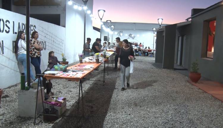 UNA NOCHE DIFERENTE EN LA FERIA DE ARTESANOS