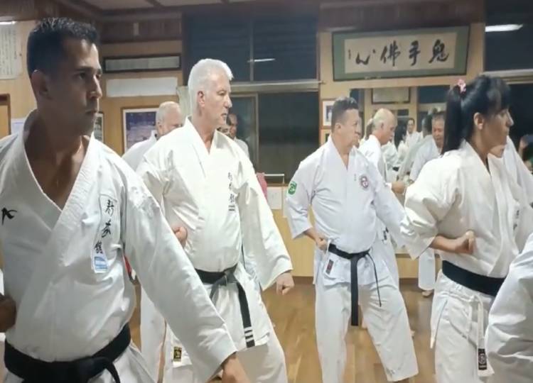 LA SHIN SHU KAN SE CAPACITA EN OKINAWA