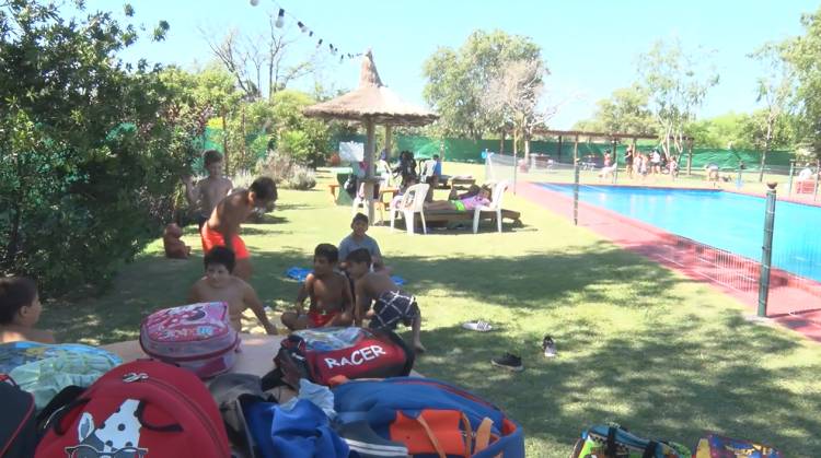 LOS NIÑOS DE LA COLONIA DEL COMPLEJO SAN CARLOS DISFRUTAN SUS ÚLTIMOS DÍAS DEL VERANO