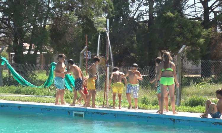 LA COLONIA DE VERANO DEL CD JUVENTUD UNIDA SE DISFRUTA A PLENO