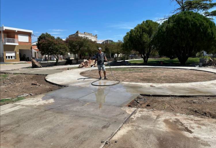 AVANZA A BUEN RITMO LA REMODELACIÓN DE LA PLAZA 25 DE MAYO