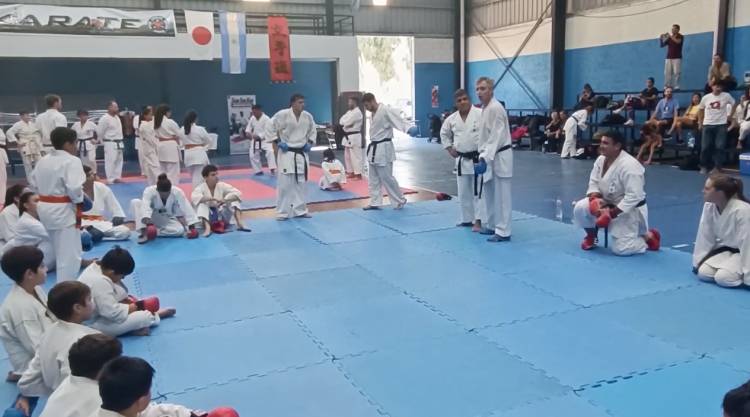 LA ESCUELA DE KARATE SE CAPACITÓ EN ALTA GRACIA