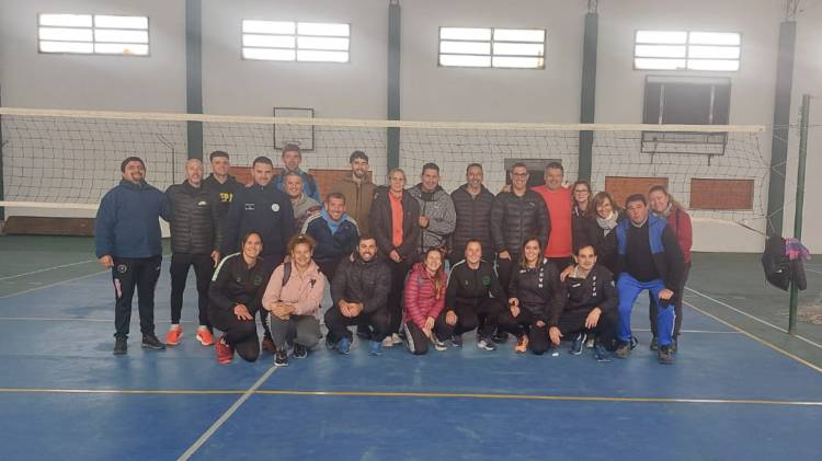 CAPACITACIÓN EN VOLEY AMATEUR PARA LOS ENTRENADORES DE LA REGIÓN